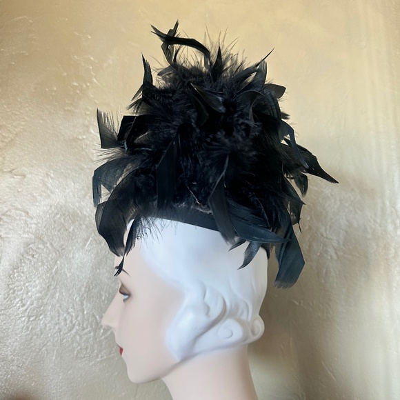 GRANDIOSE 1950's TAUPE FELT LARGE BRIMMED HAT WITH BLACK FEATHERS - Picture 6 of 10